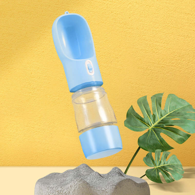 Bouteille d'eau portable pour chien, idéale pour voyages et promenades, en plastique de qualité alimentaire.