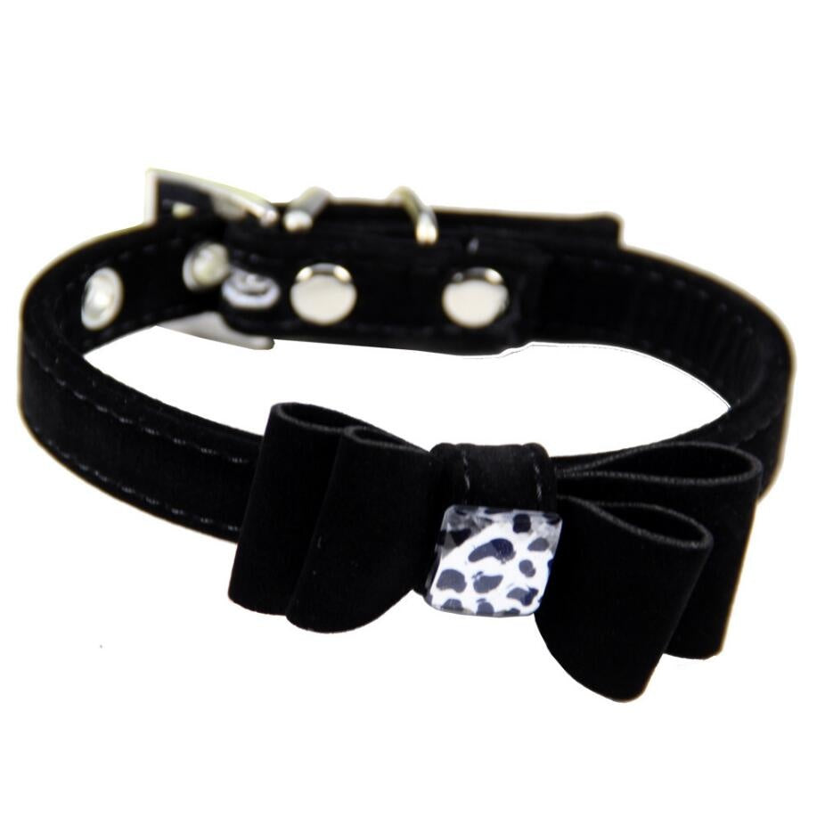 Collier pour chien en flanelle noir avec nœud papillon, élégant et confortable, idéal pour les animaux.