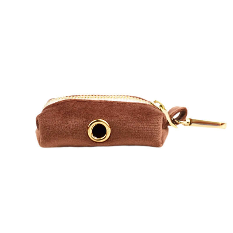 Petit porte-clés en velours marron avec fermeture éclair et détail doré.