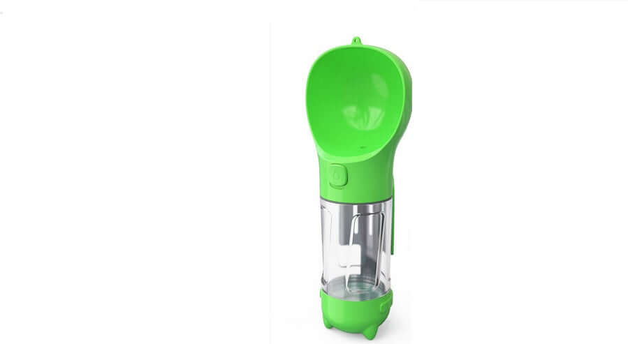 Bouteille d'eau multifonctionnelle pour animaux en vert, idéale pour hydrater votre chien lors de vos promenades.