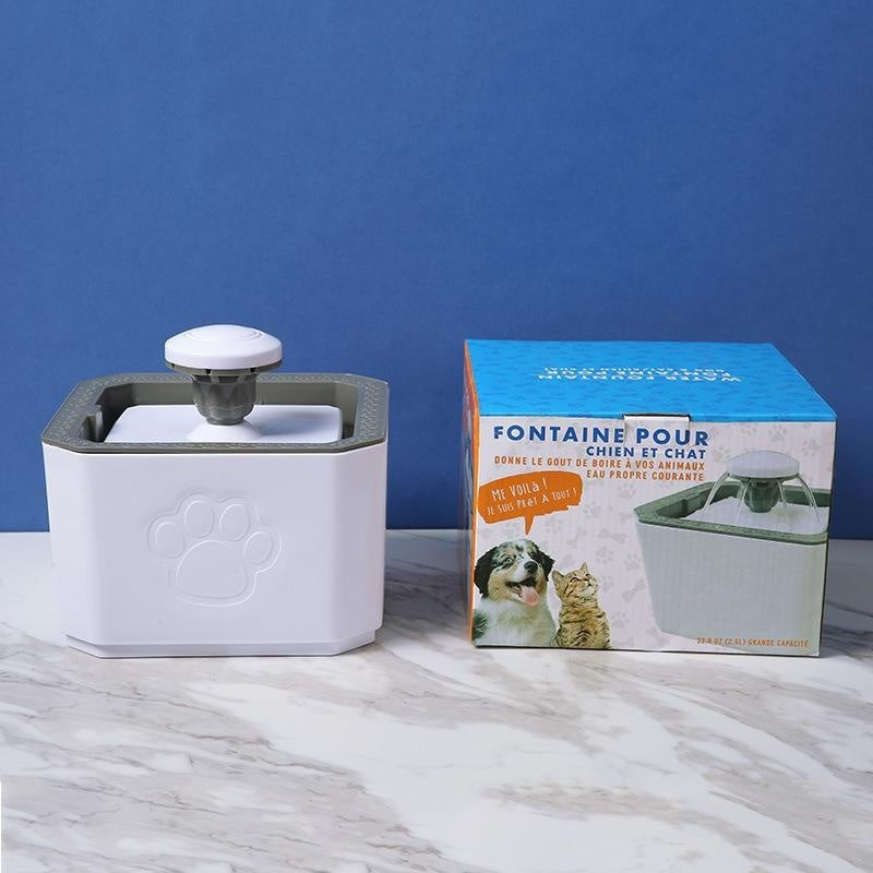 Distributeur d'eau pour chats et chiens, élégant, avec emballage, couleur blanche et design moderne.