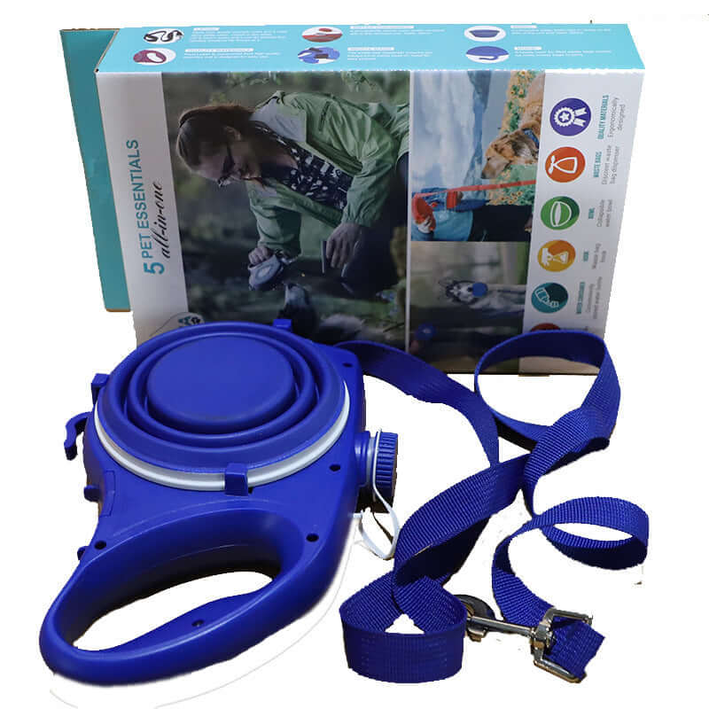Laisse pour chien bleu avec bouteille d'eau et accessoire, idéale pour les promenades en plein air.