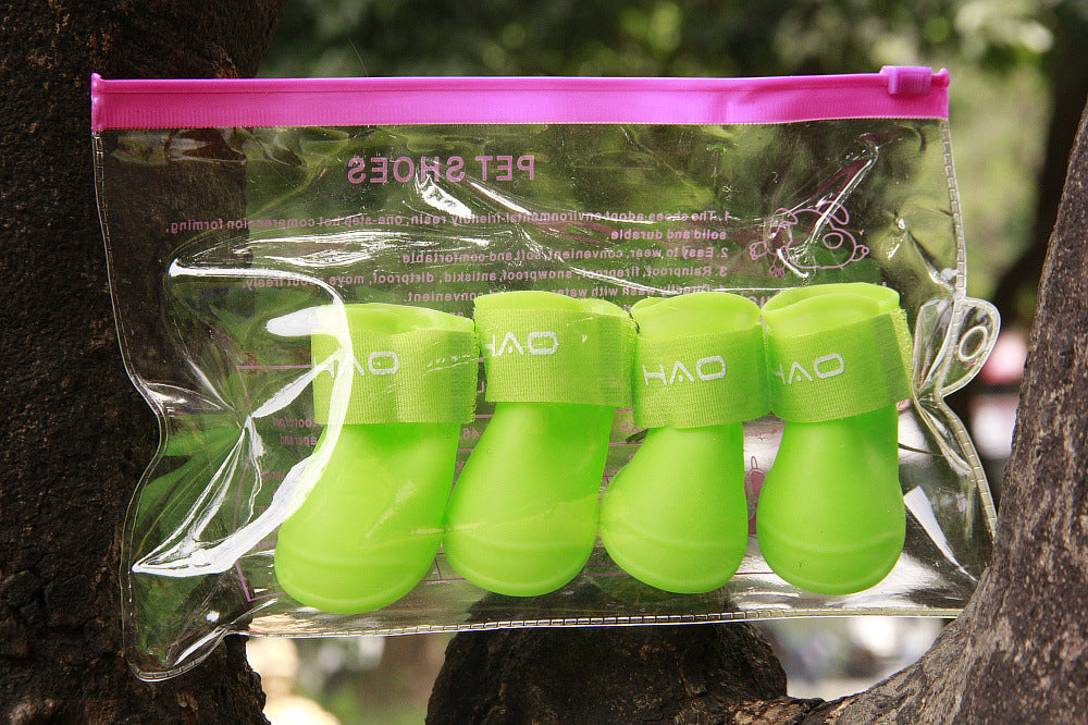 Bottes de pluie vert fluo pour chiens dans un sac transparent, résistantes et élégantes, parfaites pour toutes les aventures en extérieur.