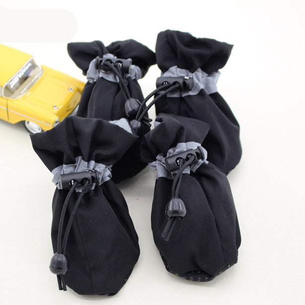 Quatre sacs noires en tissu, idéaux pour ranger des accessoires pour animaux et autres objets.