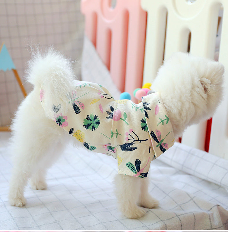 T-shirt d'été mignon pour petit chien avec motifs floraux léger, parfait pour les journées ensoleillées.