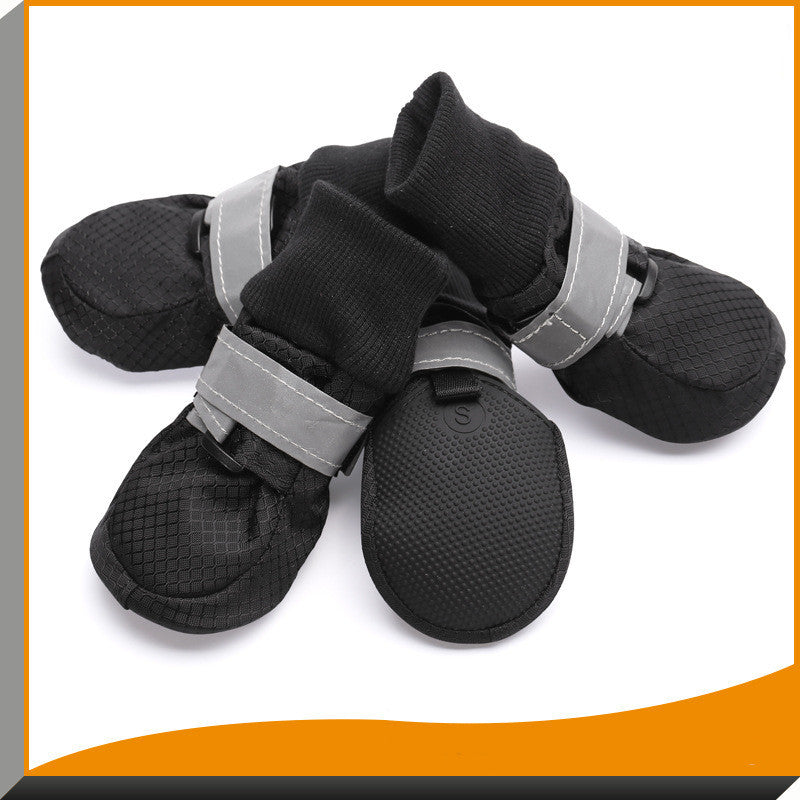 Bottes imperméables noires pour chiens, offrant confort et protection lors des promenades.