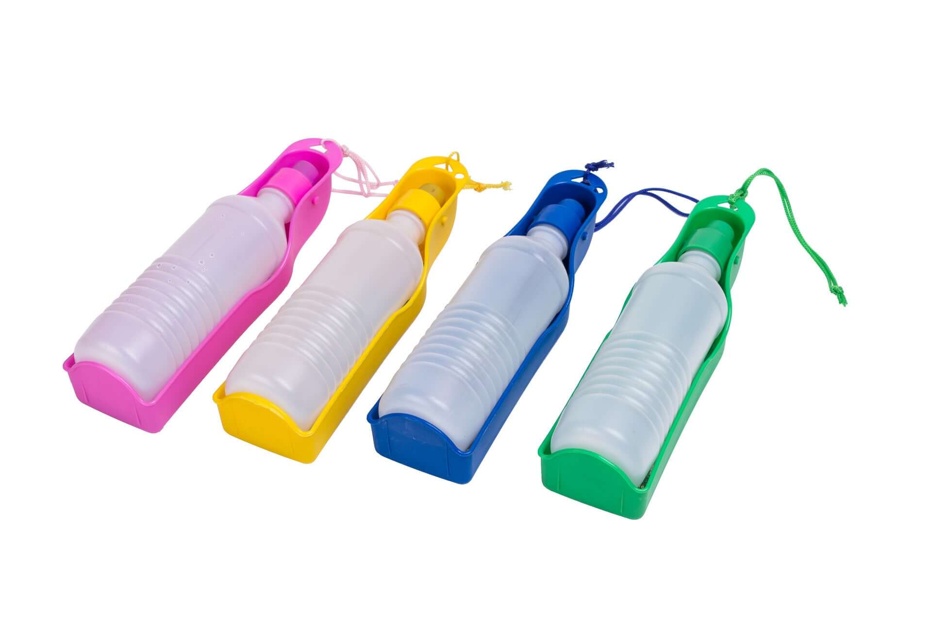 Bouteille d'eau pour animaux de 500L en différentes couleurs, idéale pour voyages et activités sportives.