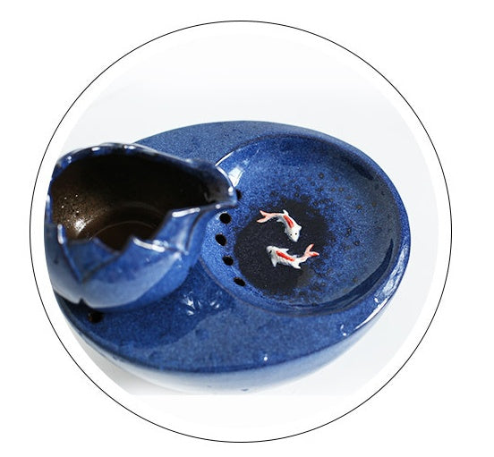 Fontaine à eau pour chat en céramique bleue avec motifs de poissons décoratifs.