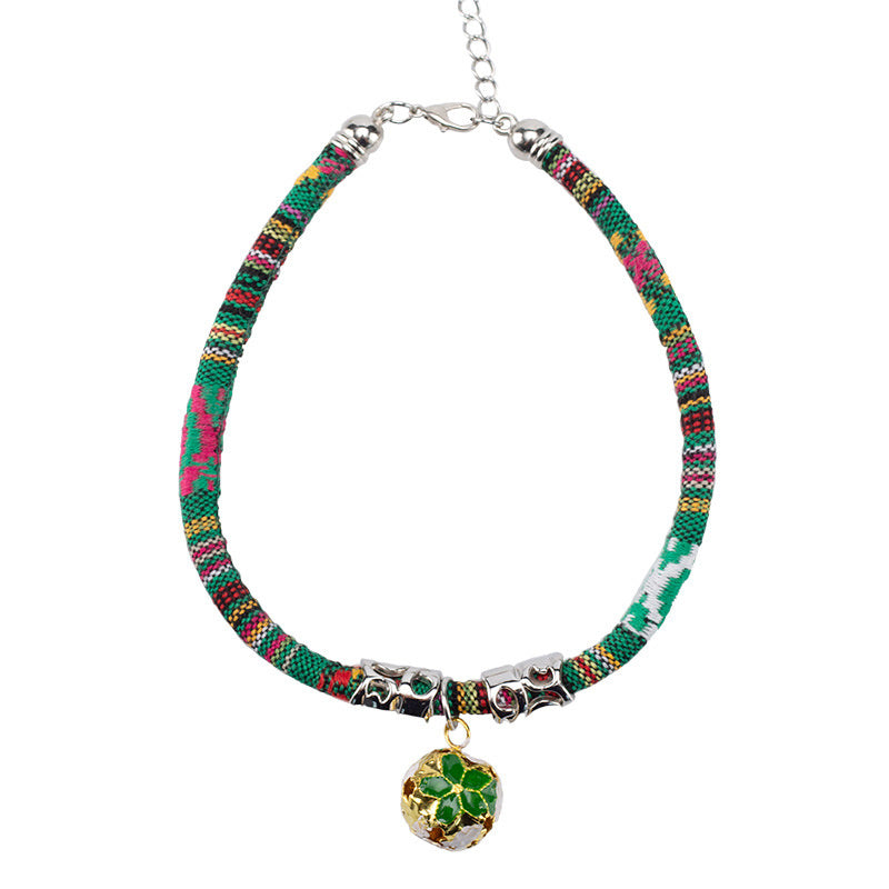 Collier Ethnique à Cloche pour Animaux coloré avec pendentif, parfait pour chiens et chats, en coton biologique.