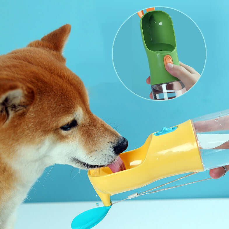 Bouteille d'eau de voyage pour animaux avec chien buvant, design ergonomique en vert et jaune.