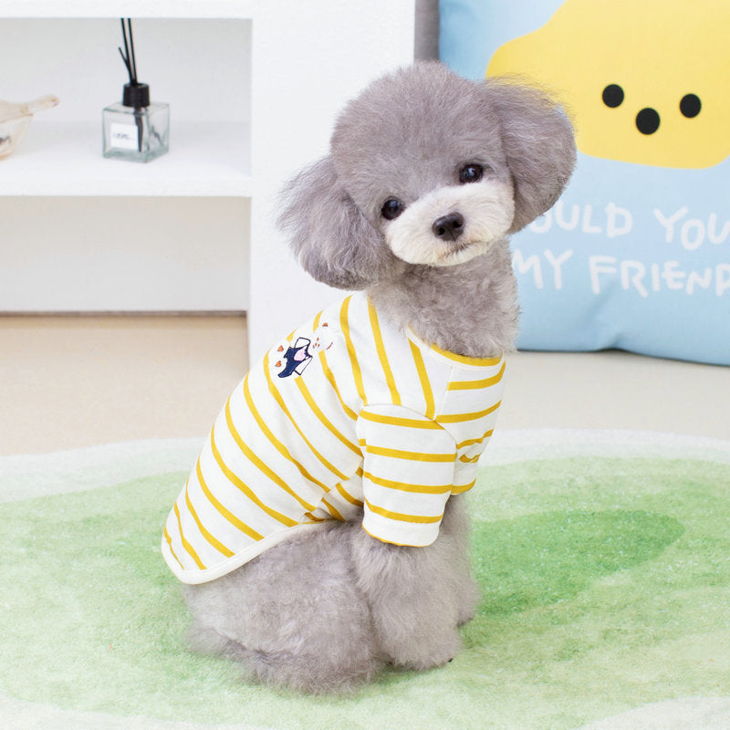 Petit chien assis portant un T-shirt rayé jaune, style mignon et confortable pour animaux de compagnie.