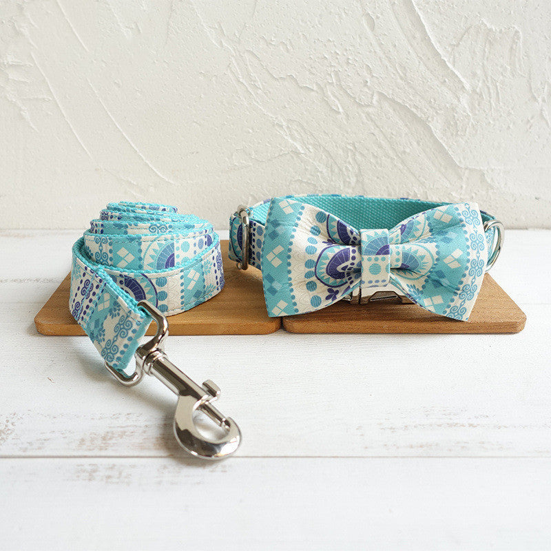 Collier nœud papillon bleu national pour animaux avec laisse assortie, élégant et raffiné.