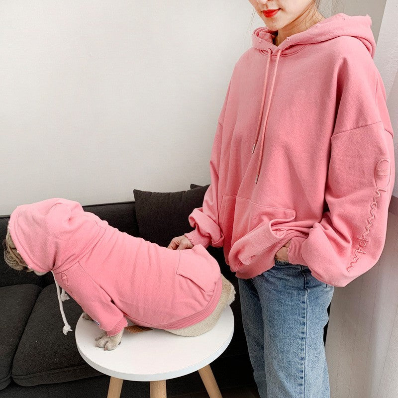 Costume en velours rose pour chien et parent, hoodie décontracté pour un look coordonné adorable.