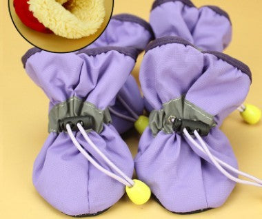 Chaussures antidérapantes douces pour chiens en tissu violet, offrant confort et protection pour votre animal.