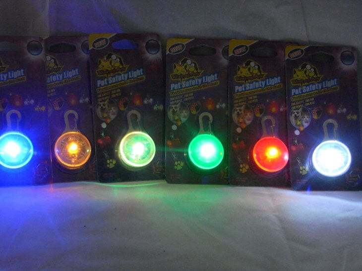 Colliers lumineux LED pour animaux de compagnie avec différentes couleurs pour une meilleure visibilité lors des promenades nocturnes.