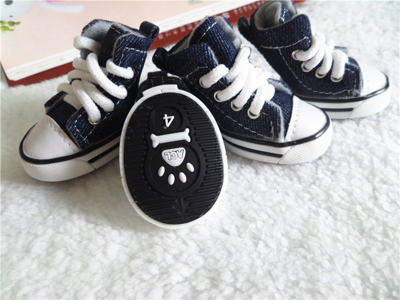 Bottes de cowboy en denim pour chiens avec lacets blancs, confort et style pour animaux.