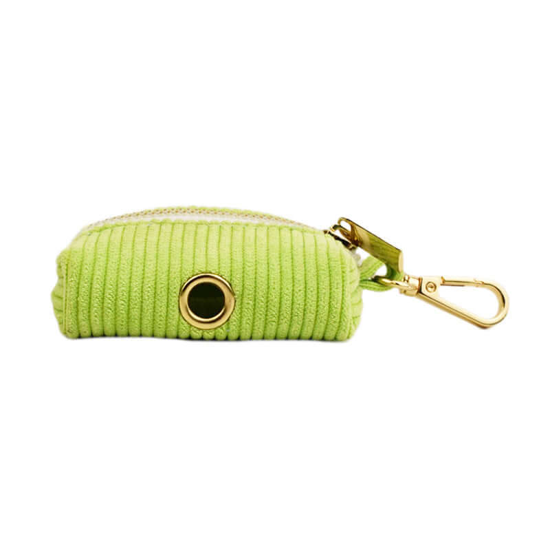 Petit porte-monnaie en velours vert avec fermoir doré, idéal pour accessoires d'animaux et enrouleurs.