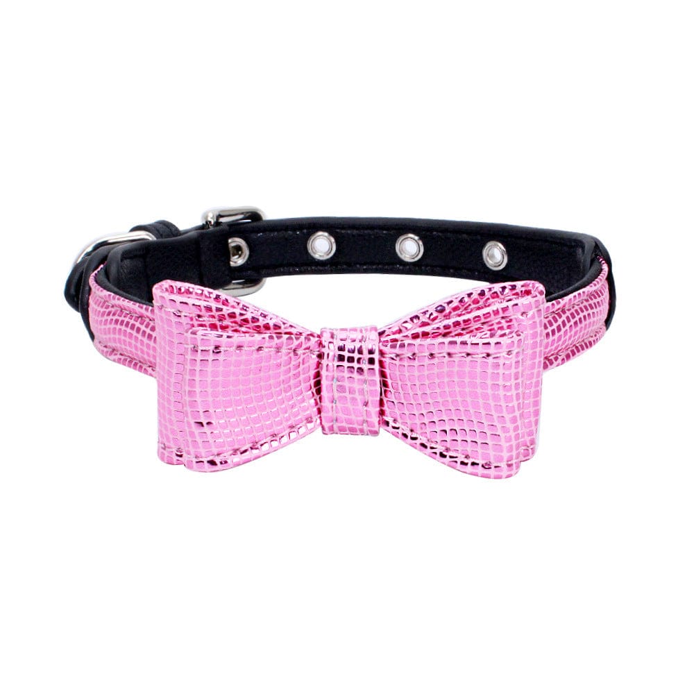 Collier en cuir pour animaux de compagnie avec nœud papillon rose et clous décoratifs.