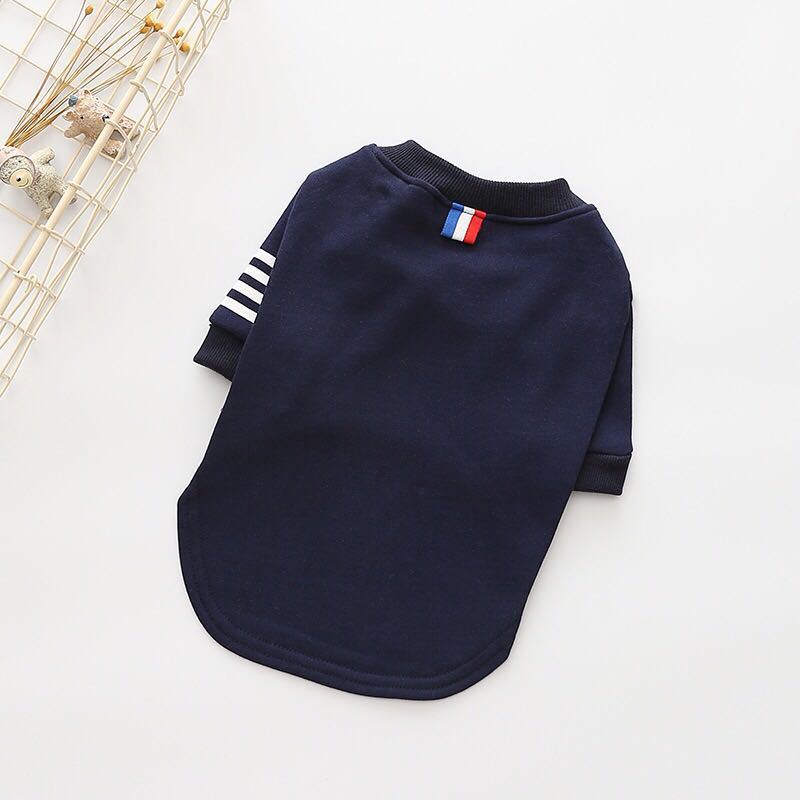 Pull pour chien en coton bleu marine avec design à rayures et détail tricolore pour confort et style.