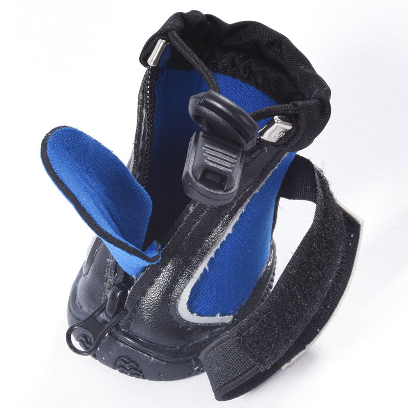 Chaussure de sport multifonctionnelle pour chien noire et bleue, dotée de velcro pour un maintien sécurisé.