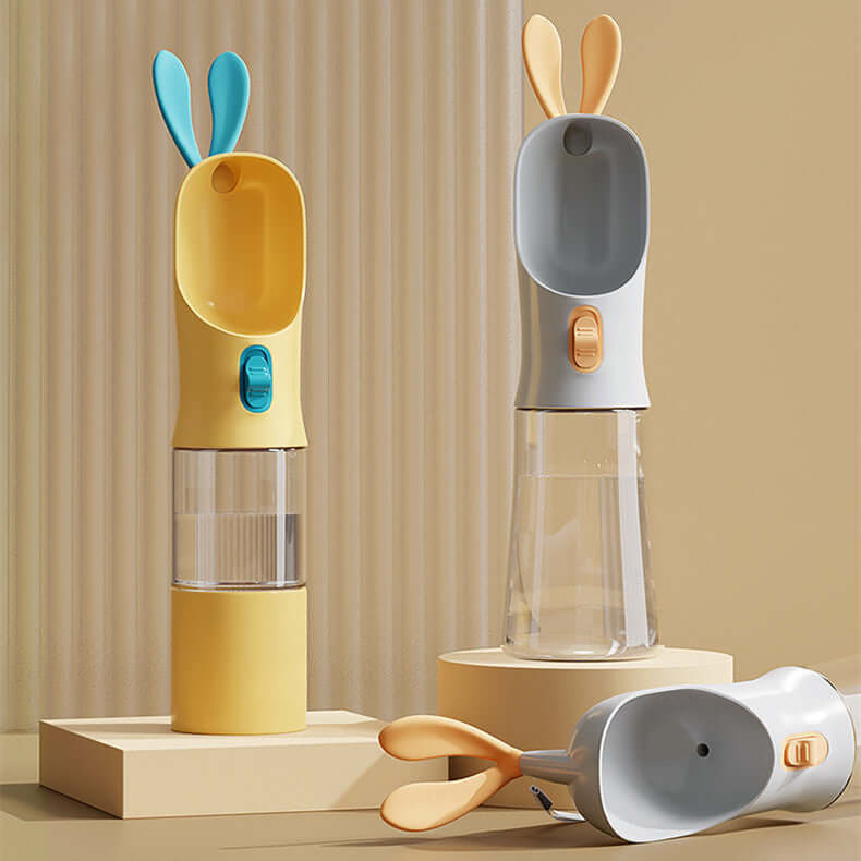 Bouteille d'eau de voyage pour animaux en PP et silicone, design pratique avec oreilles de lapin, couleur jaune et grise.