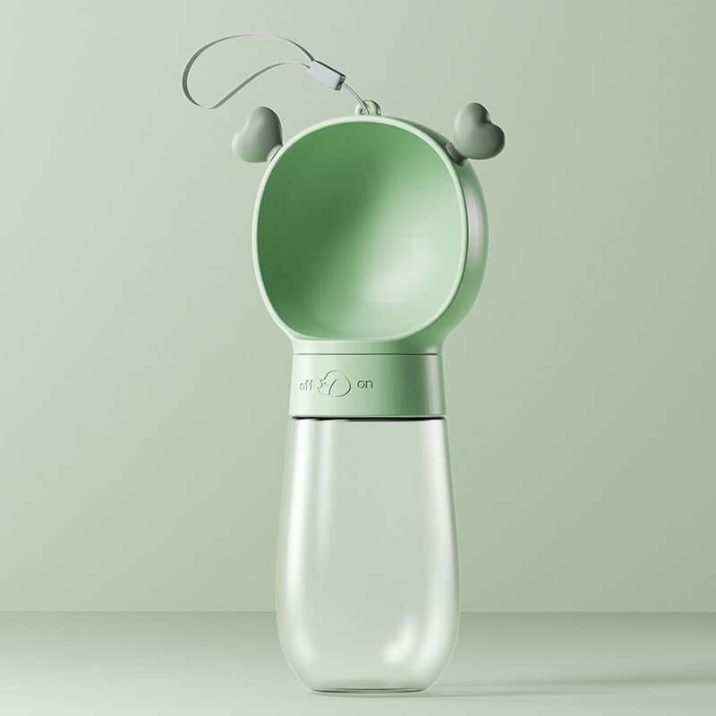 Gobelet d'eau portable pour chiens en vert, pratique pour les promenades, avec réservoir large.