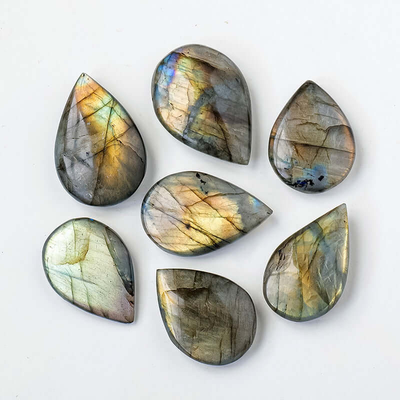 Gouttes de pierre en labradorite montrant des reflets de lumière bleue, pour décoration intérieure.