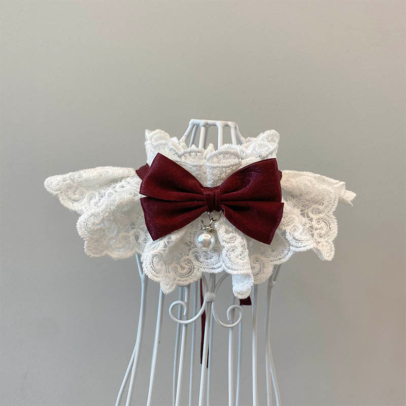 Écharpe élégante en dentelle blanche avec nœud bordeaux et perle, accessoire chic pour chat.