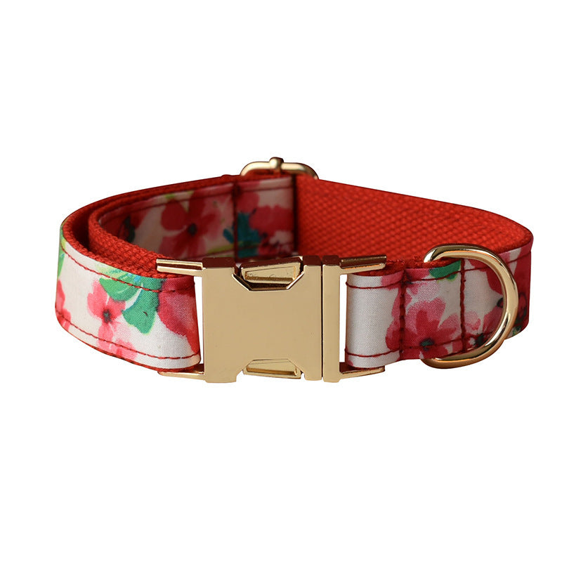 Collier pour chien en coton avec imprimé floral rouge et boucle dorée, élégant et confortable.