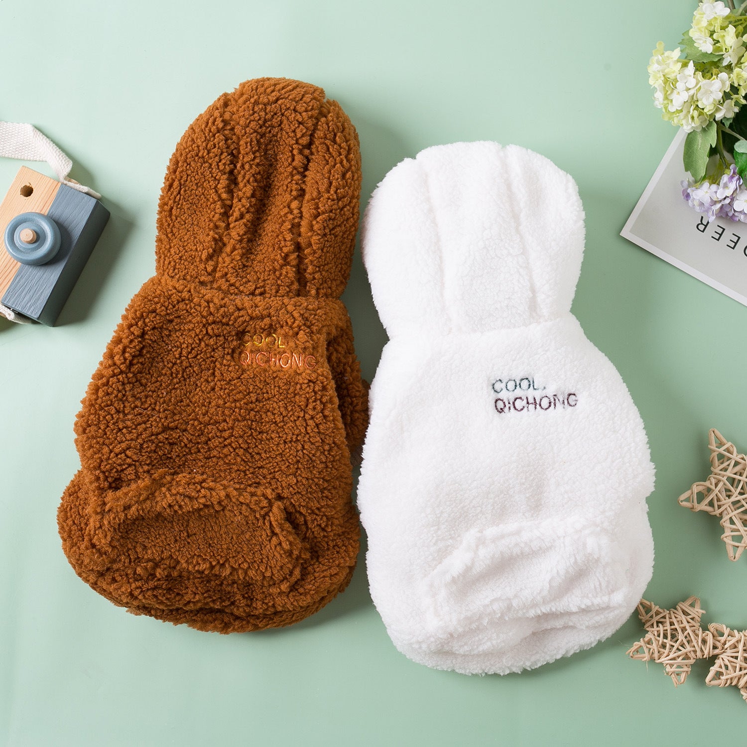 Ensemble de vêtements d'hiver en peluche pour animaux, couleur marron et blanche, confort optimal pour vos compagnons.