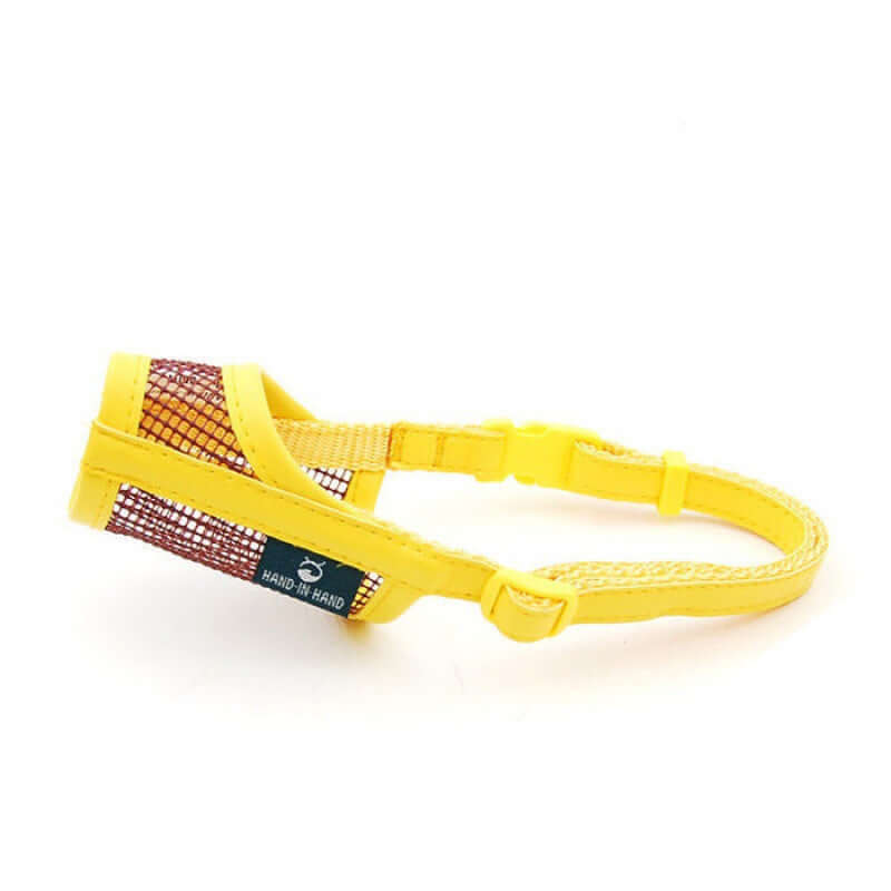 Masque pour chien en cuir souple et aéré de couleur jaune, avec maille respirante pour confort et sécurité.