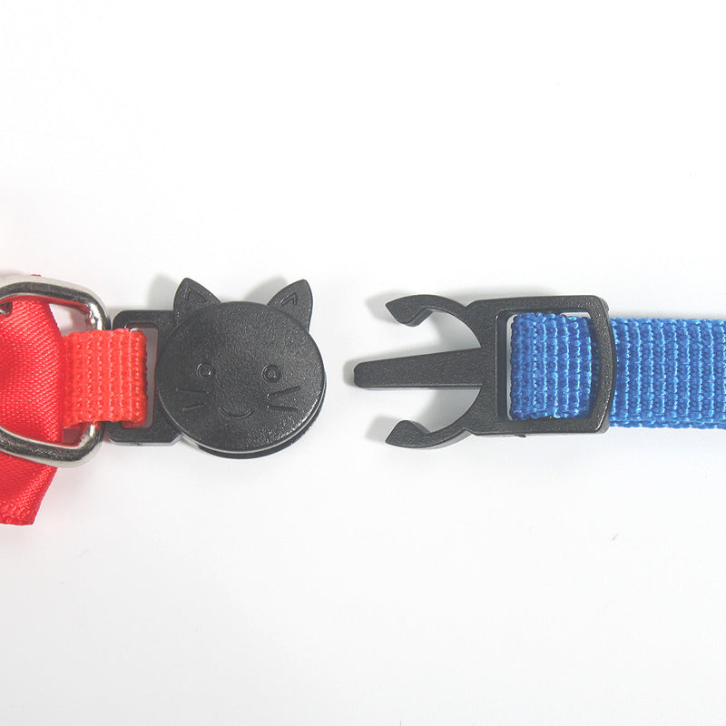 Collier pour chat en nylon rouge et bleu avec fermoir en forme de tête de chat, parfait pour un style unique.