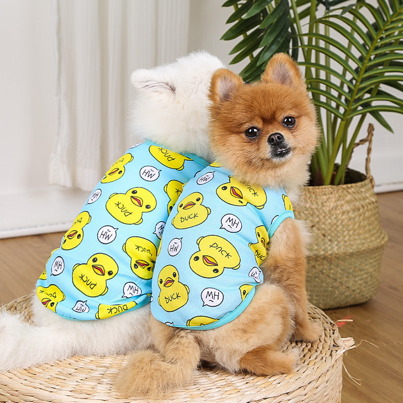 Chiens portant des vêtements en coton personnalisés avec motif de canard bleu, parfaits pour animaux à la mode.