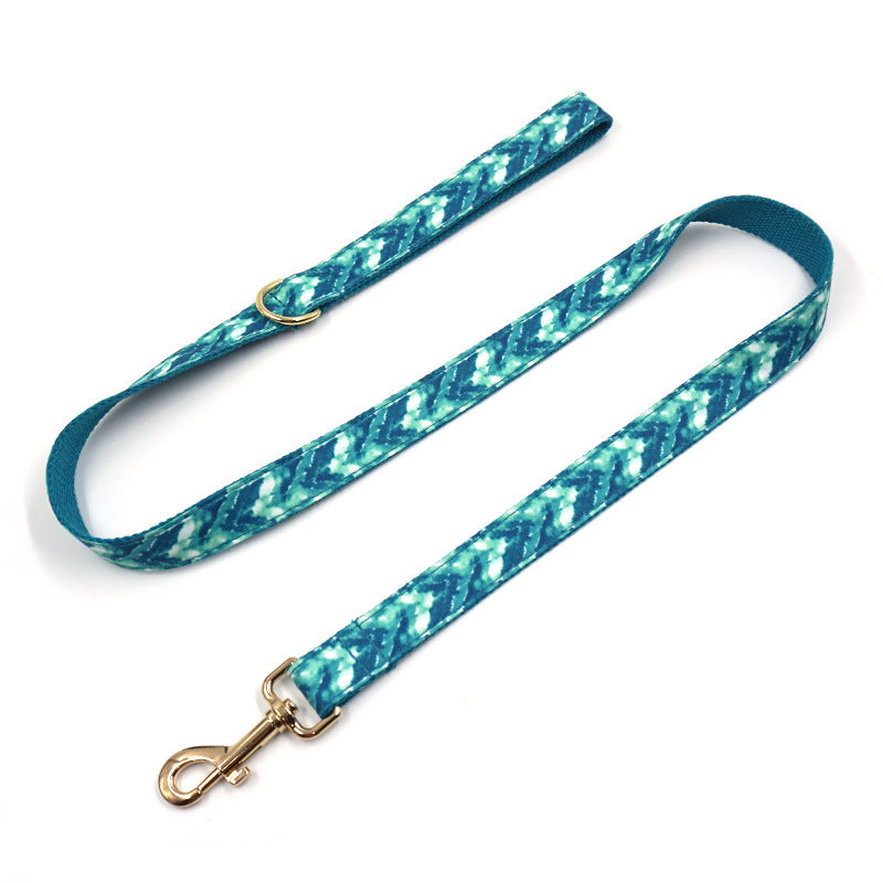 Laisse pour chien en tissu avec motif turquoise, idéale pour les promenades stylées de votre compagnon à quatre pattes.
