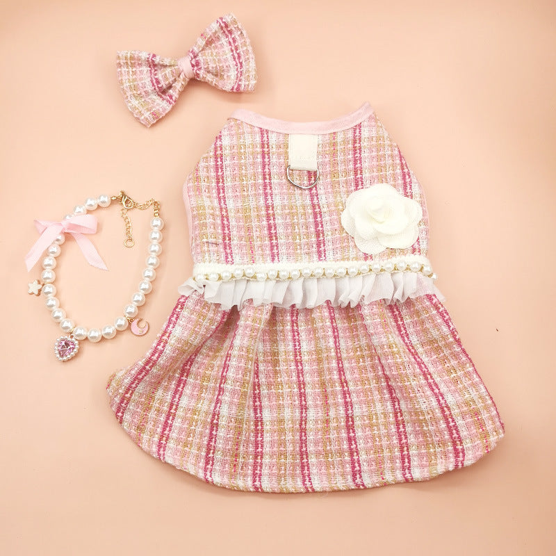 Jupe pour chat rose et doré avec nœud, collier perlé et fleur décorative, mode féline élégante.