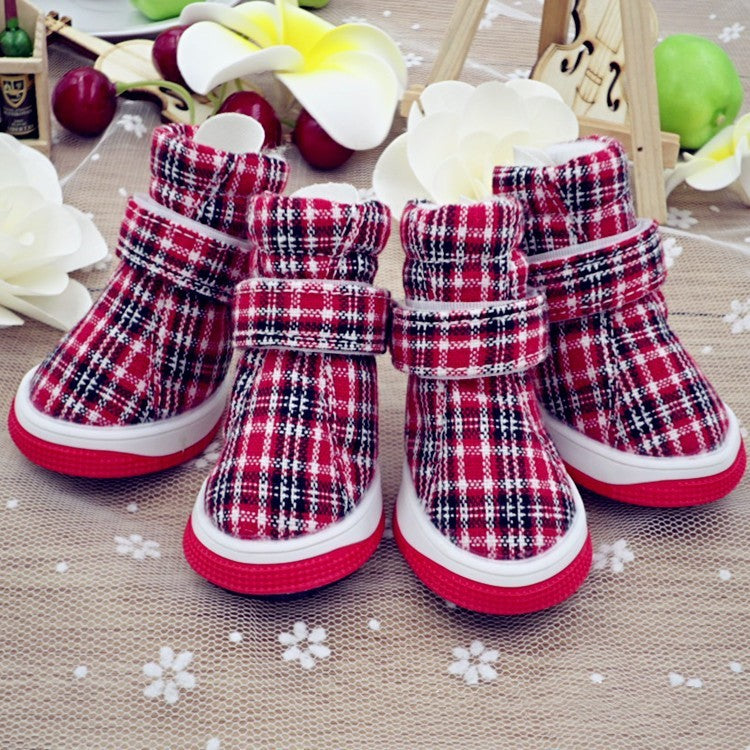 Chaussures de sport respirantes pour animaux en rouge et noir, idéales pour promenade et confort.