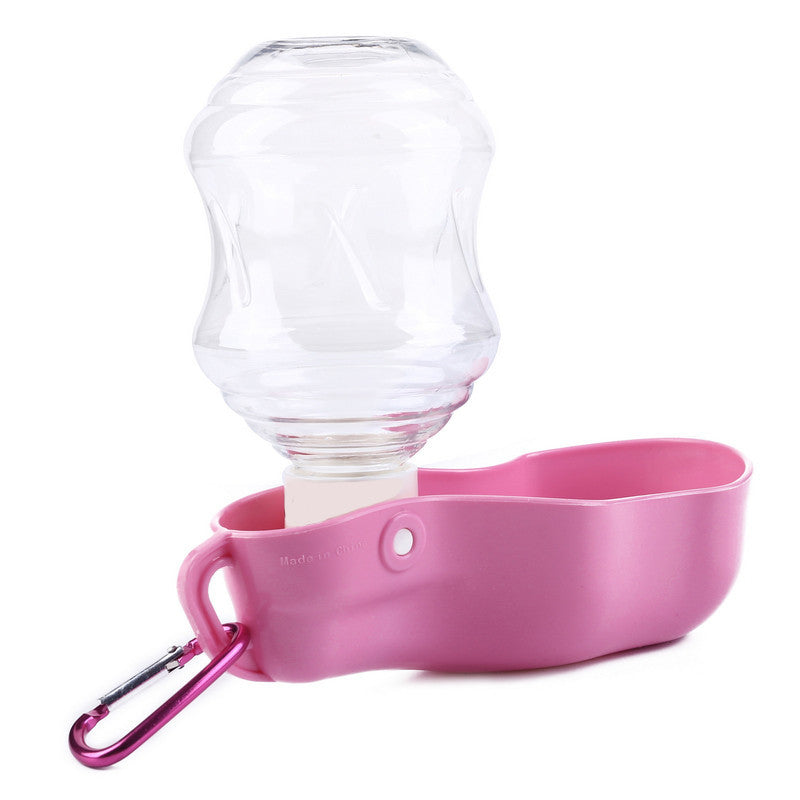 Distributeur d'eau en plastique rose pour animaux, compact et léger, idéal pour les voyages.