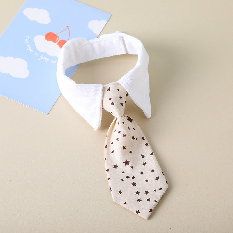 Cravate pour chiens chic avec motifs d'étoiles, parfaite pour un style décontracté et élégant.