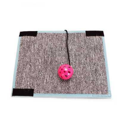 Plaque de grattage en sisal pour chat avec balle jouet rose, idéale pour préserver vos meubles.