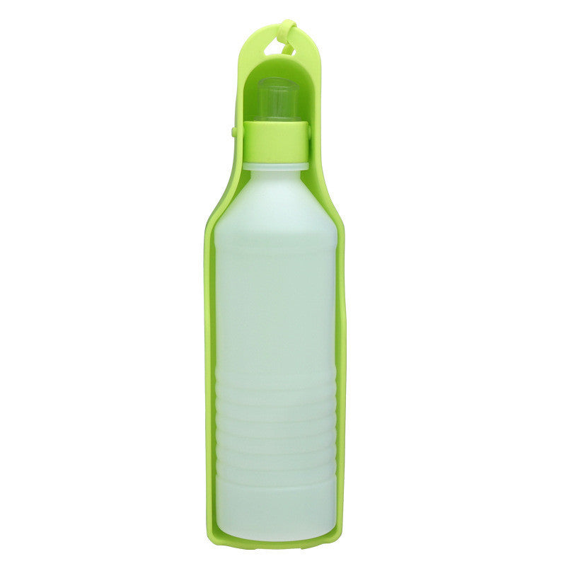 Fontaine à eau portable pour animaux avec support vert, idéale pour garder vos animaux hydratés.