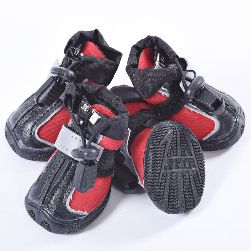 Chaussures de sport multifonctionnelles pour chiens en noir et rouge, idéales pour protéger les pattes de votre chien.