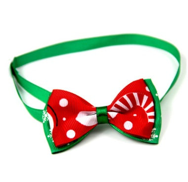 Nœud papillon de Noël pour animaux, rouge et vert avec motifs festifs, ajustable pour chiens et chats.