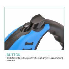 Détail de bouton de contrôle sur laisse télescopique automatique pour chien, facile et pratique.