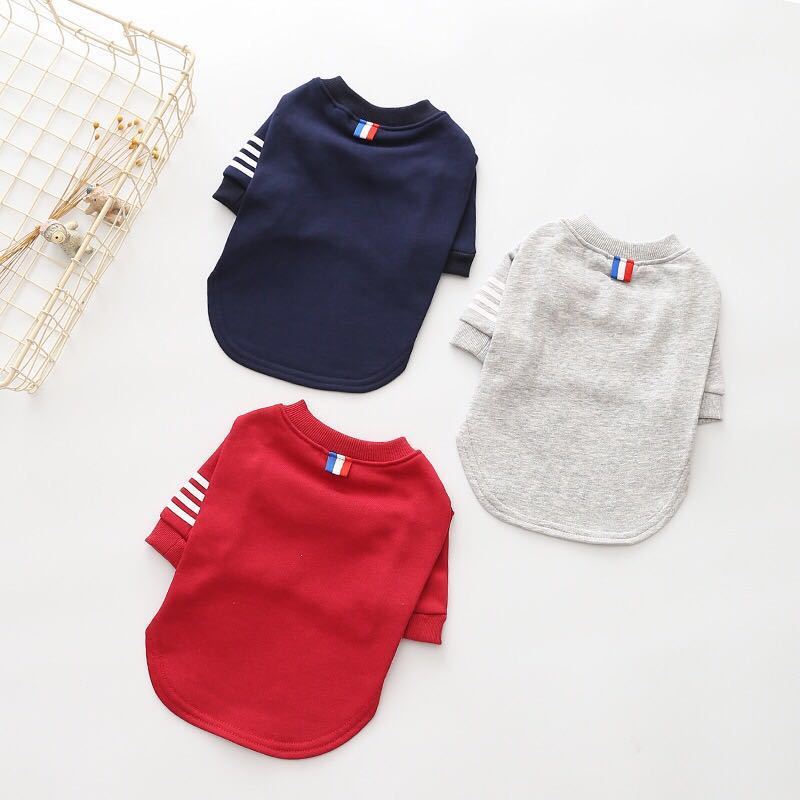 Pull pour chien en coton disponible en rouge, bleu marine et gris, alliant confort et style pour animaux.