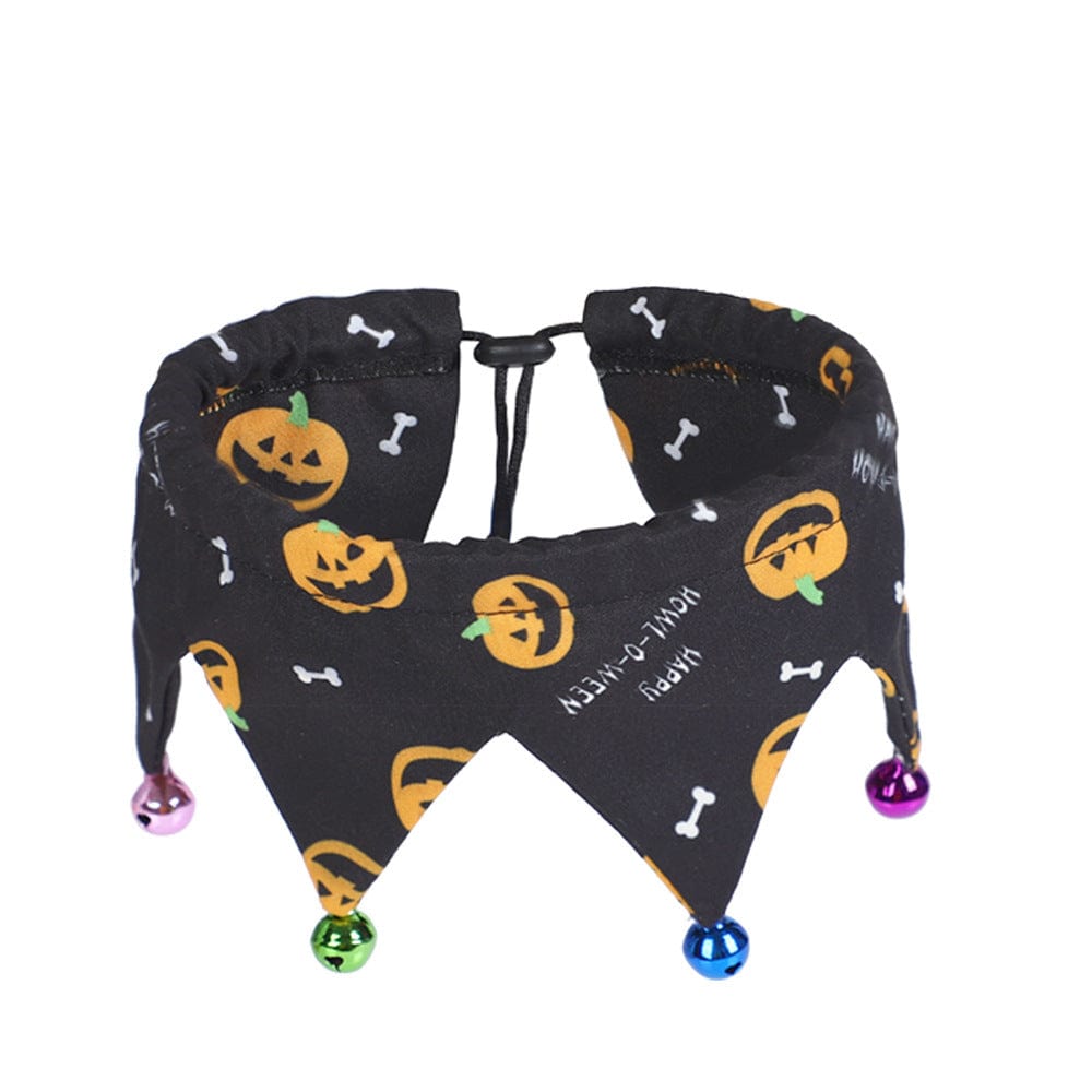 Collier ajustable pour animaux de compagnie avec motif Halloween, têtes de citrouille et clochettes colorées.