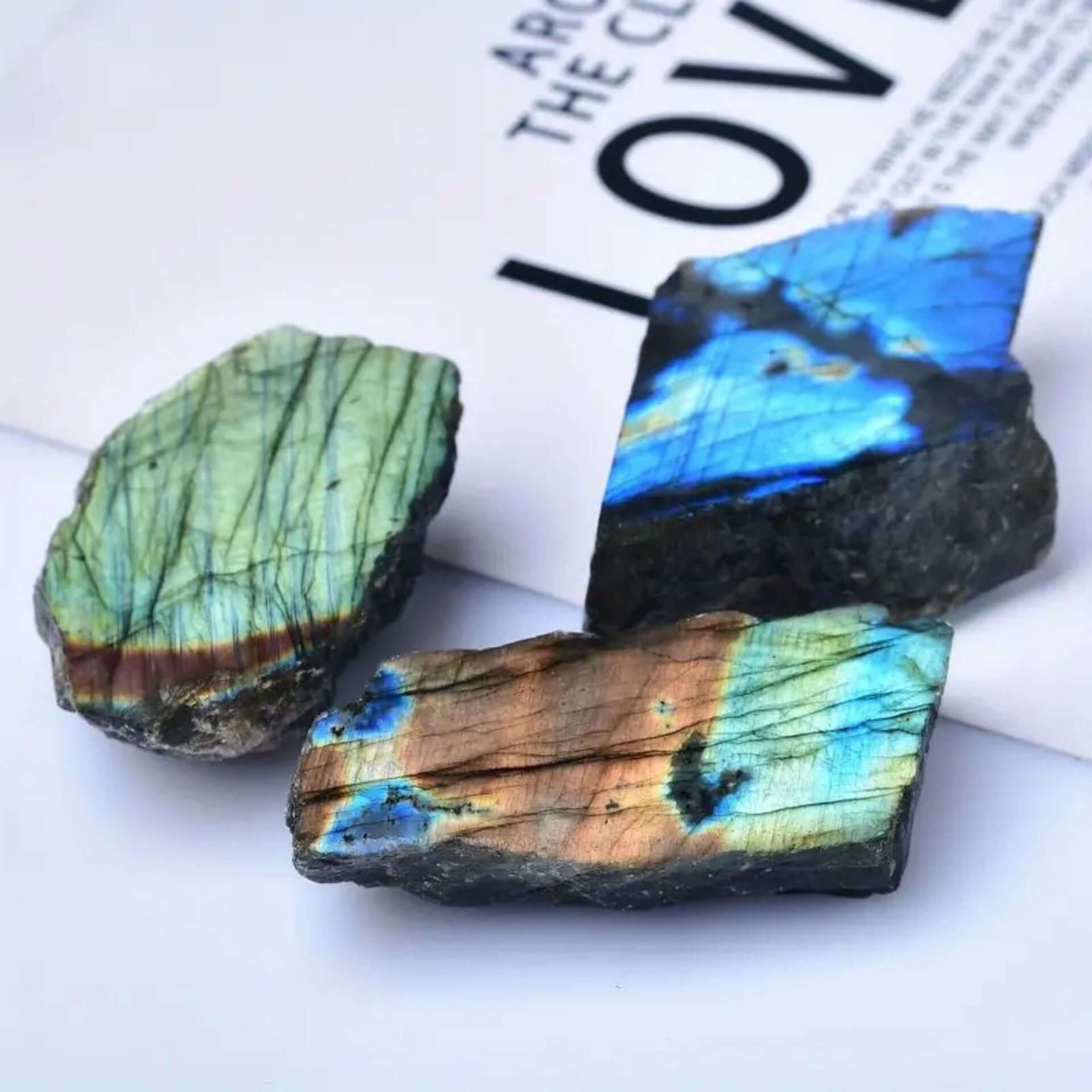 Ornements en labradorite polie, pierres naturelles avec reflets colorés, ajoutant une touche moderne à la décoration.