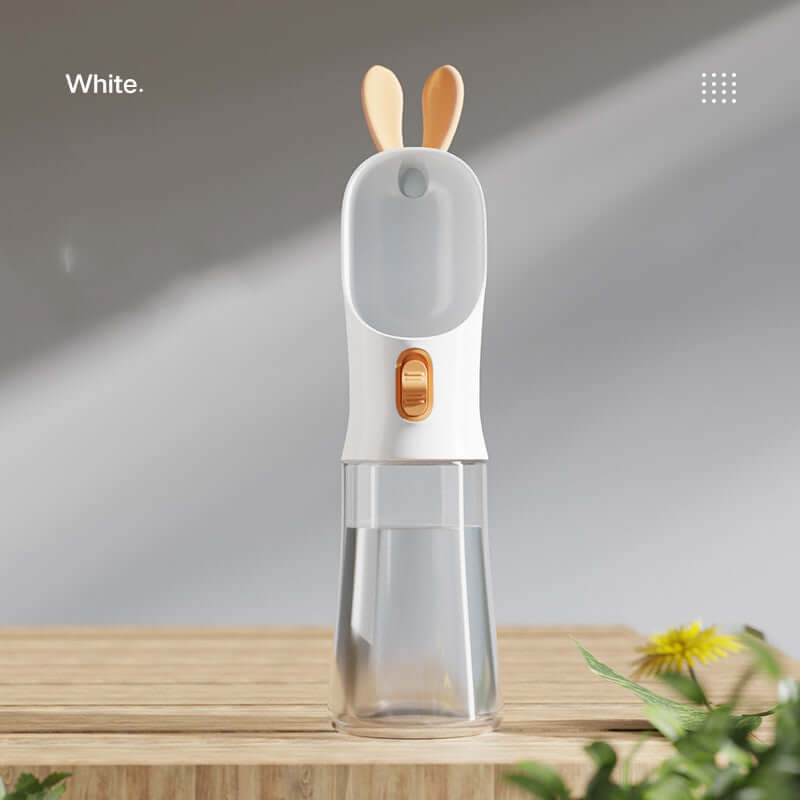 Bouteille d'eau de voyage pour animaux, design ergonomique en blanc, pratique pour chiens et chats.