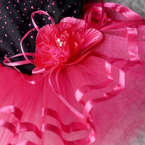 Détails d'une robe de mariée pour chiens avec tulle rose et fleurs, idéale pour les occasions spéciales.