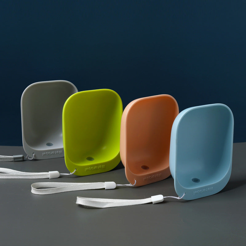 Bol à boire portable pour animaux en quatre couleurs : gris, vert, orange et bleu avec une sangle pratique.