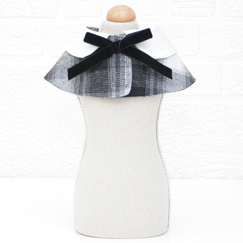 Écharpe chic pour animaux avec nœud noir, en tissu écossais noir et blanc, élégante et stylée.
